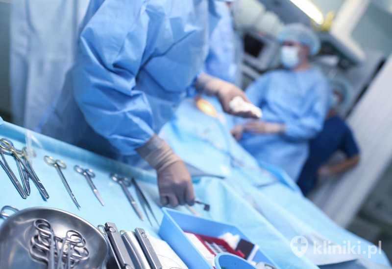 Operacja usunięcia tarczycy odbywa się w znieczuleniu ogólnym Operacja usunięcia tarczycy odbywa się w znieczuleniu ogólnym