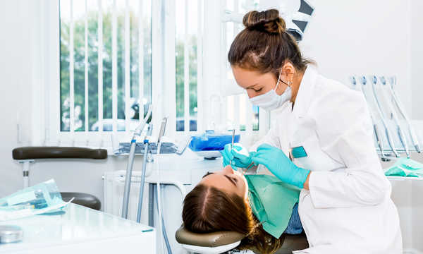 Chirurgiczne usunięcie zęba ósmego jest zabiegiem wykonywanym w znieczuleniu miejscowym i zwykle przebiega bez większych komplikacji Chirurgiczne usunięcie zęba ósmego jest zabiegiem wykonywanym w znieczuleniu miejscowym i zwykle przebiega bez większych komplikacji