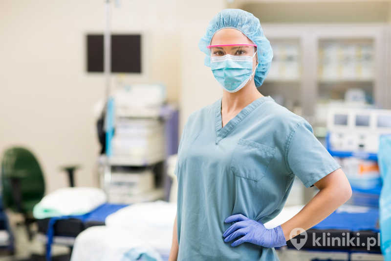 Lekarka na sali operacyjnej przed zabiegiem wszczepienia protezy stawu biodrowego Lekarka na sali operacyjnej przed zabiegiem wszczepienia protezy stawu biodrowego
