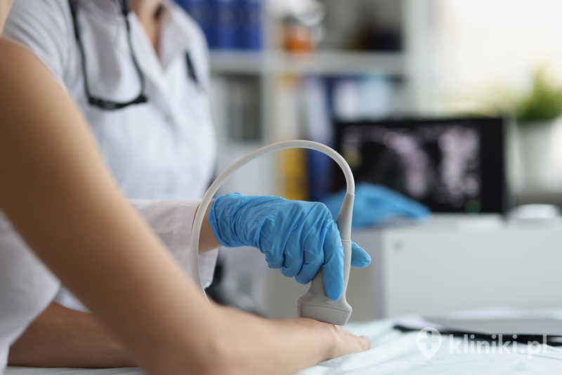 Lekarz robi USG nadgarstka Lekarz robi USG nadgarstka