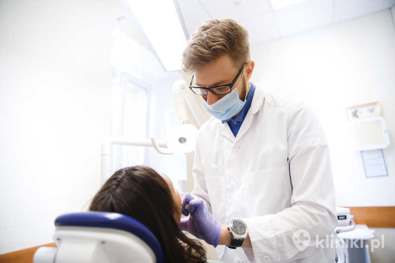 Chirurdzy szczękowo-twarzowi wykonują m.in. rekonstrukcje po urazach, usuwanie torbieli, operacje ortognatyczne czy leczenie nowotworów w obrębie twarzy Chirurdzy szczękowo-twarzowi wykonują m.in. rekonstrukcje po urazach, usuwanie torbieli, operacje ortognatyczne czy leczenie nowotworów w obrębie twarzy