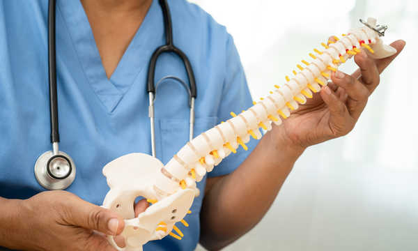 Leczenie chorób kręgosłupa obejmuje zarówno metody zachowawcze, jak i zabiegi chirurgiczne, w zależności od rodzaju i stopnia zaawansowania schorzenia Leczenie chorób kręgosłupa obejmuje zarówno metody zachowawcze, jak i zabiegi chirurgiczne, w zależności od rodzaju i stopnia zaawansowania schorzenia