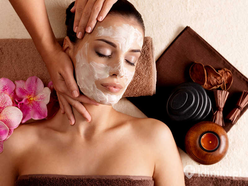 Masaż spa dla młodej kobiety z maską na twarzy Masaż spa dla młodej kobiety z maską na twarzy