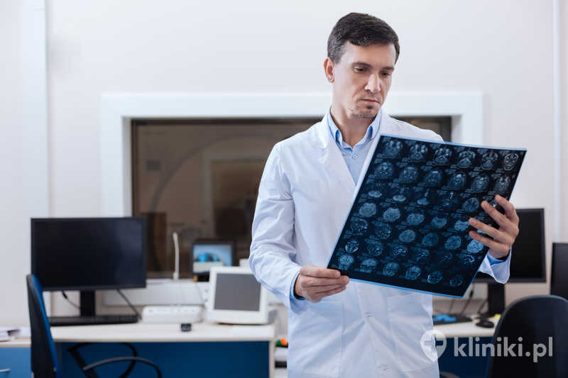 Specjalista onkolog analizuje wyniki badań, aby dobrać odpowiednią metodę leczenia – chirurgiczną, farmakologiczną lub radioterapię Specjalista onkolog analizuje wyniki badań, aby dobrać odpowiednią metodę leczenia – chirurgiczną, farmakologiczną lub radioterapię