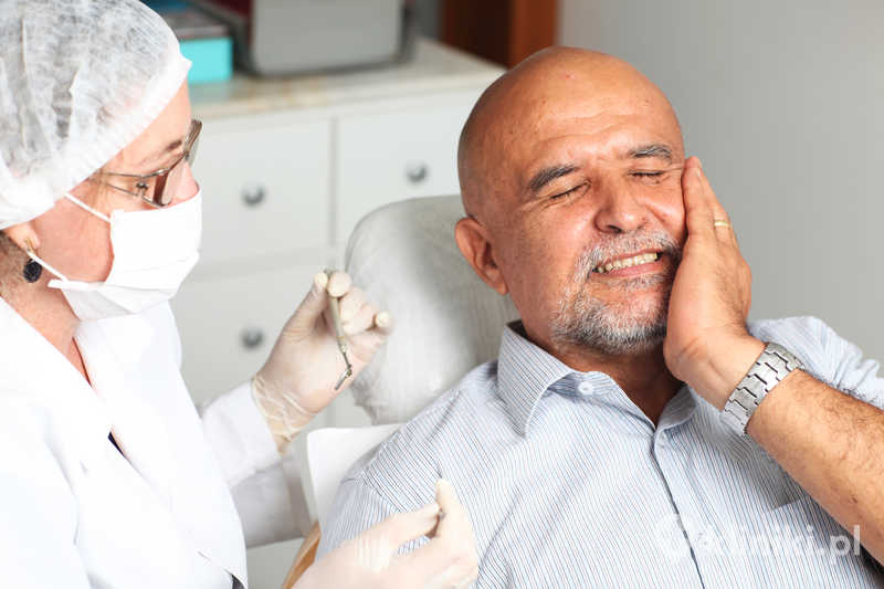 Ekstrakcja zęba ósmego jest często konieczna, gdy ząb rośnie pod niewłaściwym kątem i powoduje ból lub stan zapalny Ekstrakcja zęba ósmego jest często konieczna, gdy ząb rośnie pod niewłaściwym kątem i powoduje ból lub stan zapalny