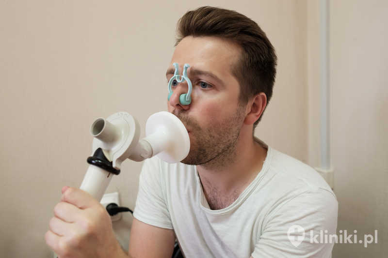 Badanie wydolności płuc za pomocą spirometru Badanie wydolności płuc za pomocą spirometru