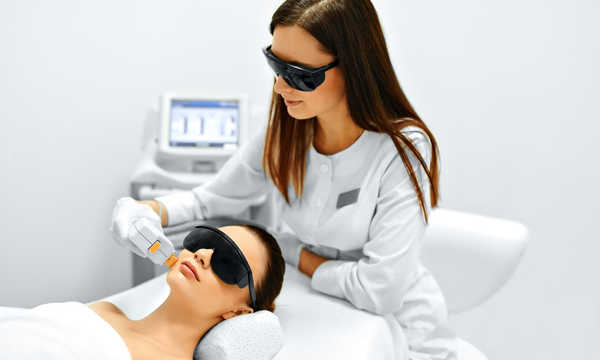 Laserowe usuwanie przebarwień skóry to nowoczesna metoda redukcji nieestetycznych zmian pigmentacyjnych Laserowe usuwanie przebarwień skóry to nowoczesna metoda redukcji nieestetycznych zmian pigmentacyjnych