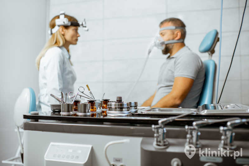 Aparat na twarzy mężczyzny wspomagający leczenie chrapania Aparat na twarzy mężczyzny wspomagający leczenie chrapania