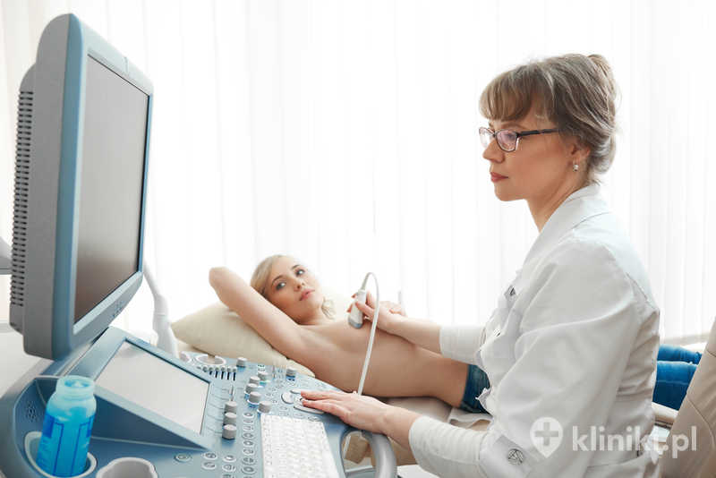 Lekarka przeprowadza badanie usg piersi w gabinecie lekarskim Lekarka przeprowadza badanie usg piersi w gabinecie lekarskim