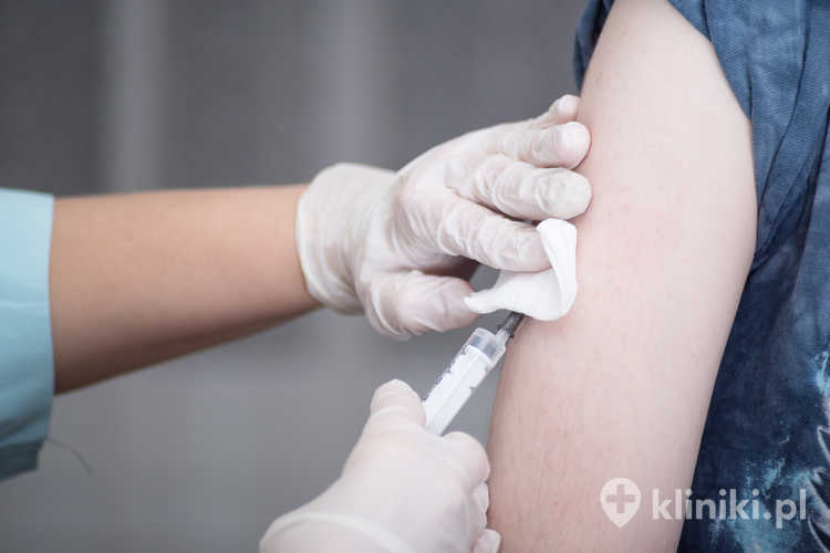 Wstrzyknięcie szczepionki przeciwko półpaśćcowi