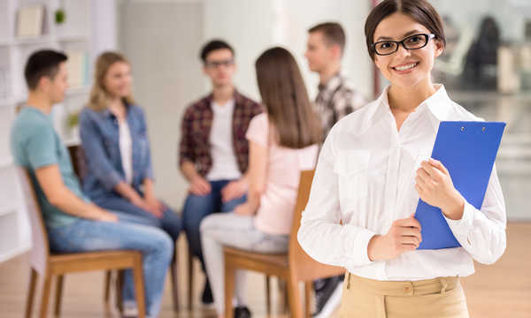 Terapeutka z terapią grupową podczas sesji Terapeutka z terapią grupową podczas sesji