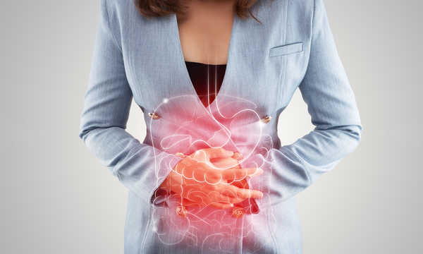 Kobieta dotykająca bolesnego brzucha, cierpiąca na zapalenie jelit Kobieta dotykająca bolesnego brzucha, cierpiąca na zapalenie jelit