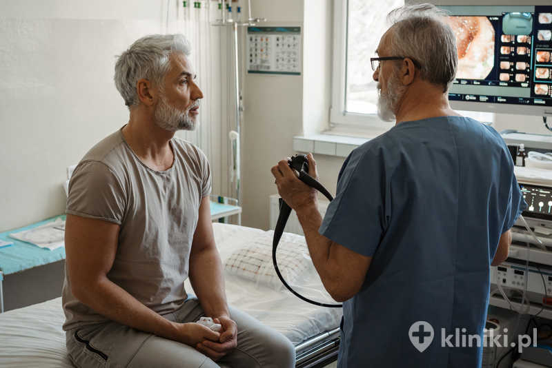 Lekarz wyjaśniający pacjentowi wyniki kolonoskopii za pomocą obrazów monitorowanych na ekranie Lekarz wyjaśniający pacjentowi wyniki kolonoskopii za pomocą obrazów monitorowanych na ekranie