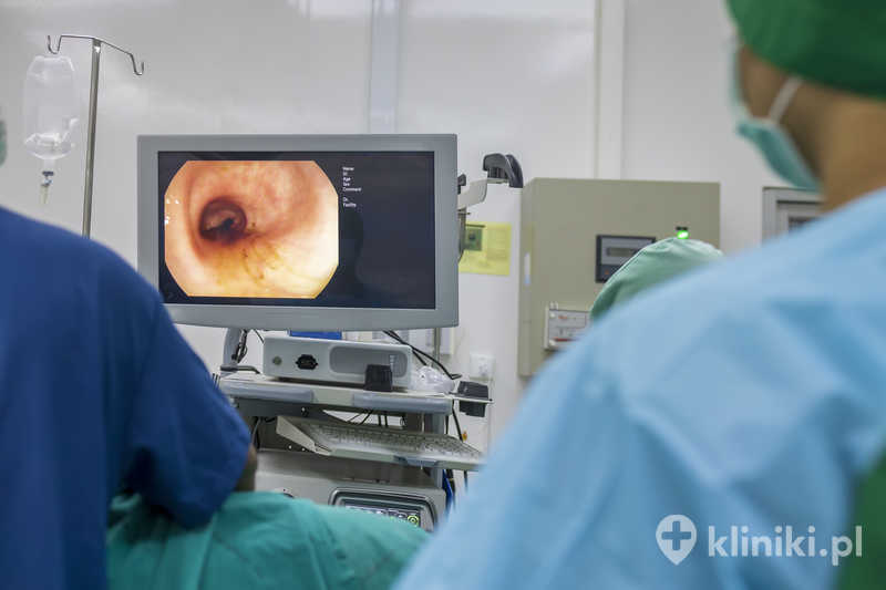 Lekarz wykonuje kolonoskopię w szpitalu Lekarz wykonuje kolonoskopię w szpitalu