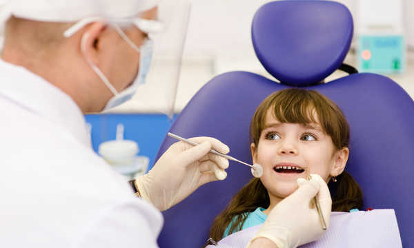 Mała dziewczyna u dentysty w gabinecie Mała dziewczyna u dentysty w gabinecie