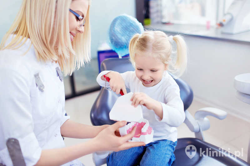 Mała dziewczynka w gabinecie dentystycznym Mała dziewczynka w gabinecie dentystycznym